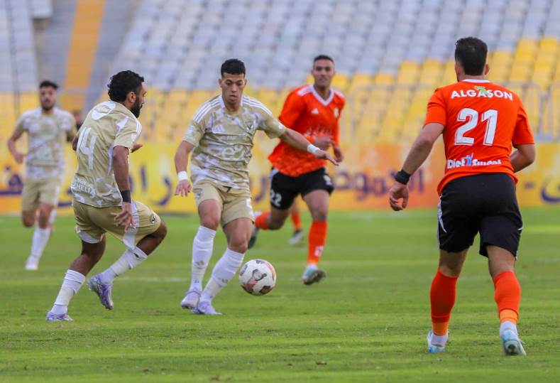 قمة نارية تُحدد بطل الدوري المصري.. الأهلي يواجه فاركو في مباراة حاسمة!