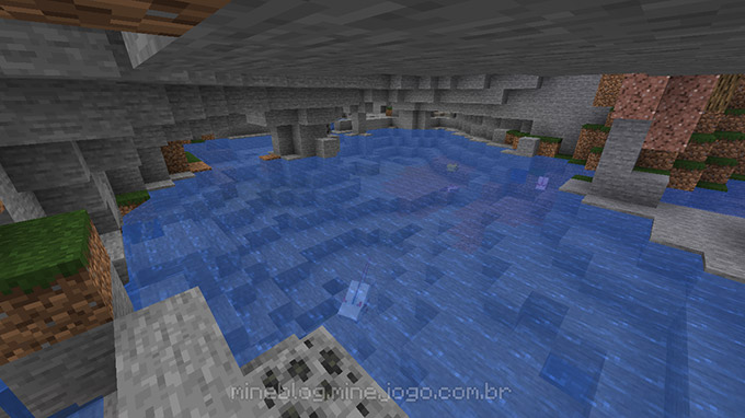 Um pequeno lago subterrâneo com quatro axolotes nele