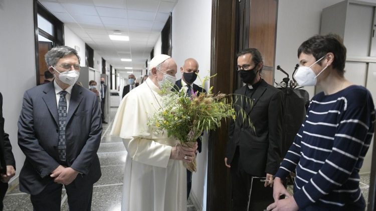 Paus Francis mengunjungi Palazzo Pio