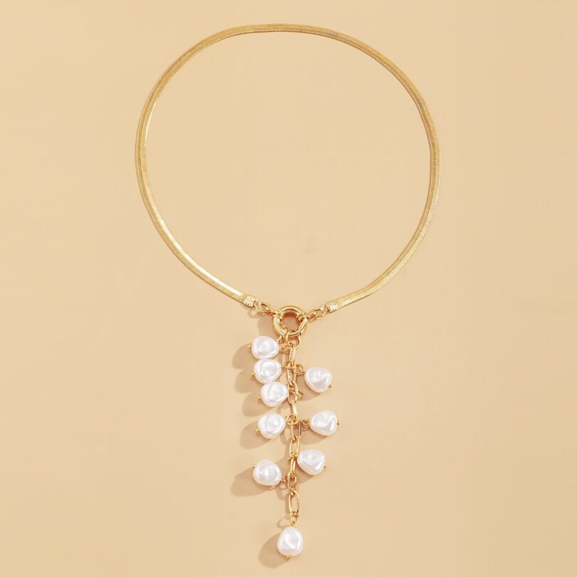 Imitation and retro baroque pearl necklace