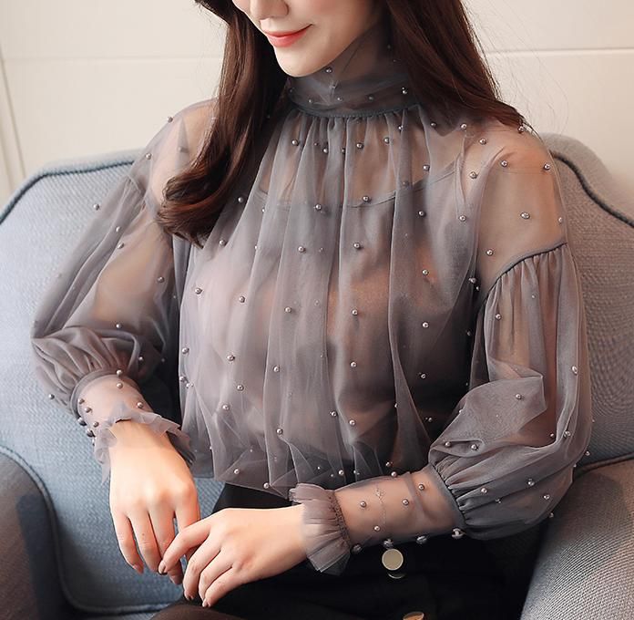 Chiffon blouse and lantern sleeves with pearls