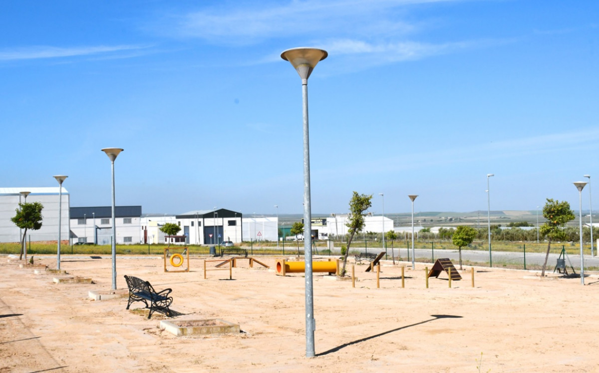 Osuna instala un parque canino que cuenta con 1.800 metros cuadrados de superficie