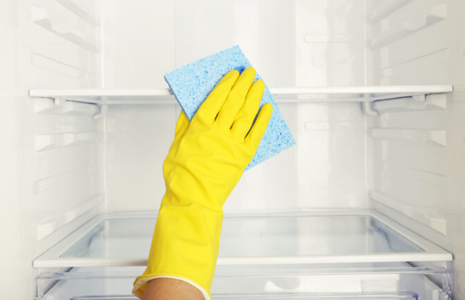 تنظيف الثلاجة بشكل دوري من الداخل والخارج