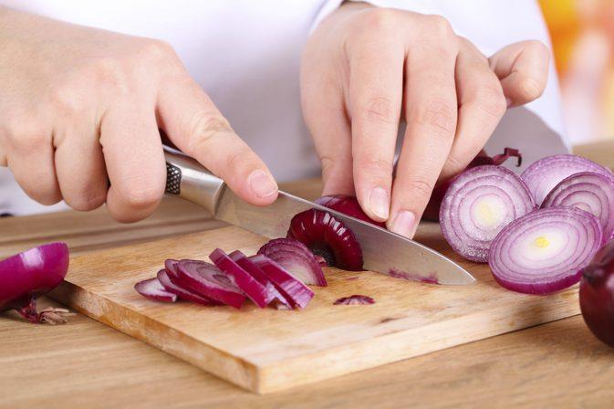 5 أشياء تحدث لجسمك عند تناول البصل الأحمر