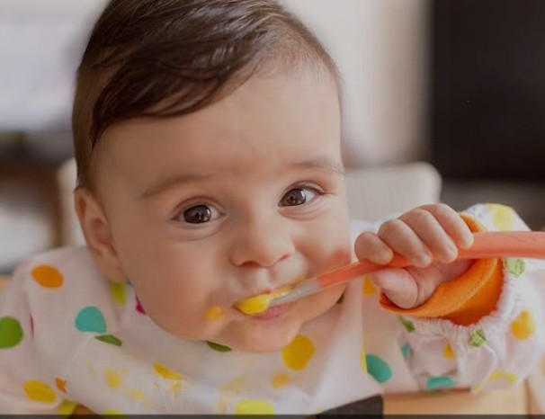 ماذا يأكل طفلك في بداية الشهر السادس