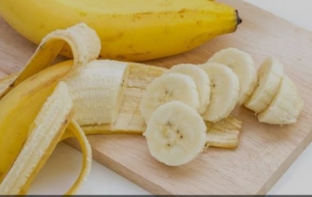ماذا يحدث لجسمك عند تناول الموز على الريق 