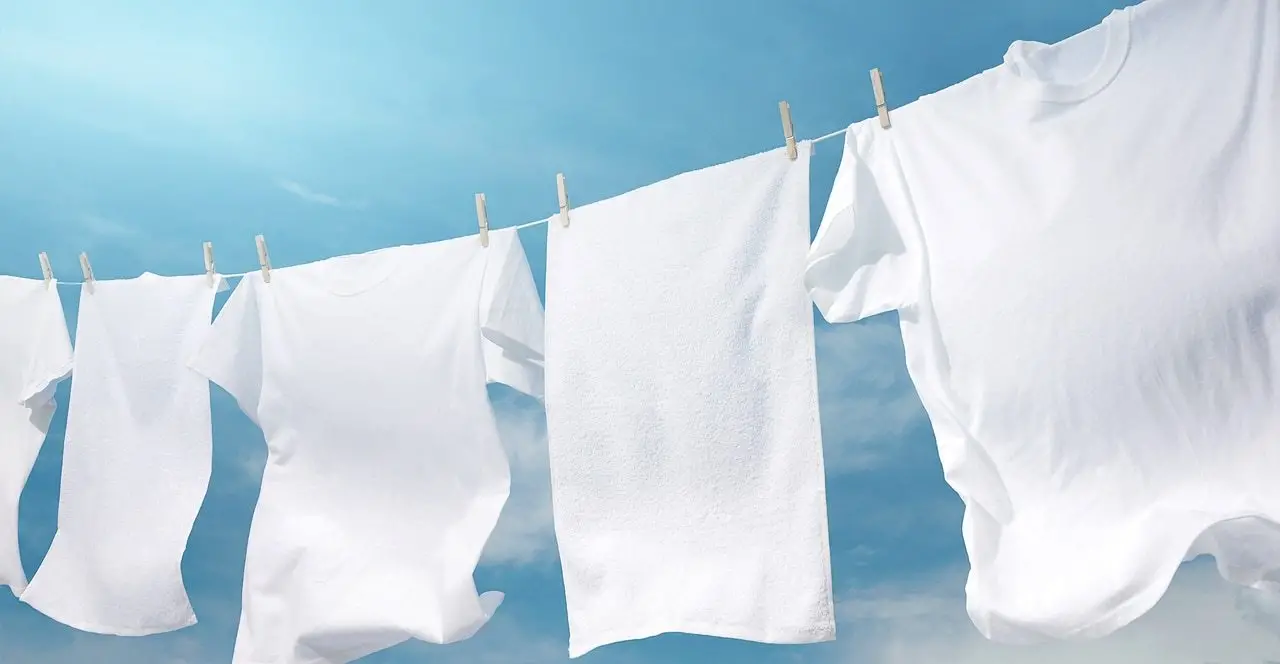 وداعا للمعاناة.. أفضل طريقة لتنظيف الملابس البيضاء وإزالة البقع الصعبة بأقل تكلفة