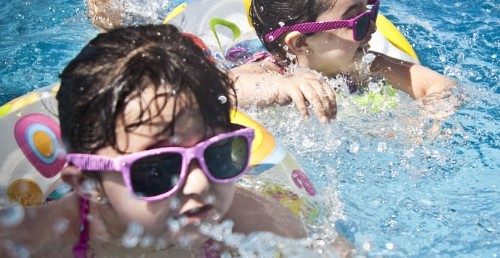 Many people often choose swimming to improve physical fitness. However, the chlorine in the pool also affects our health.