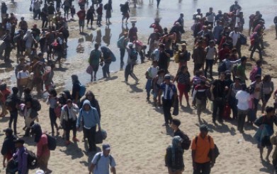 Mexico dissolves migrant caravan; grants 3,000 permits