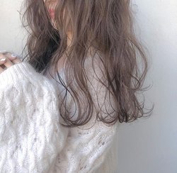 冬におすすめの愛されヘアカラー﻿
-------------------------------------------------------﻿
﻿
寒い季節の定番ヘアカラーといえば、簡単に透明感や抜け感を演出できる「グレージュカラー」

思わず触れたくなるような質感で、冬のコーデとの相性も良いので、これからのヘアスタイルに迷っている方におすすめです ◎
﻿
-------------------------------------------------------﻿
﻿
ブリーチはしたくない…そんな方は細かくハイライトをいれる方法（ secret highlight ）もあるんだそう…✨ 詳しくは濱田さんのインスタグラムをチェック！ → @hamada_out さん﻿
﻿
✂︎ ご協力ありがとうございました ✂︎
-------------------------------------------------------﻿
ARINEでは《美容に関するお写真》を皆様から募集中！﻿
﻿
ヘアアレンジに関する写真は【 #arine_hair 】﻿
のタグをつけて投稿してください ♡﻿
﻿
サロン様のお写真も募集しています ❣︎
﻿
※お写真を掲載する際は必ず事前にご連絡いたします。﻿
-------------------------------------------------------﻿
#hair #haircolor #hairstyle #hairstyles #透明感 #イルミナカラー #ケアブリーチ #裾カラー #外国人風カラー #ブリーチ #ハイライト #似合わせ #アッシュカラー #ヘアアレンジ  #切りっぱなし #グレージュ #ゆる巻き #人気 #ニットコーデ #ロングヘア #サロモ #ヘアカラー #トレンドカラー #お洒落さんと繋がりたい #インスタ映え #写真撮ってる人と繋がりたい #写真好きな人と繋がりたい #グレージュカラー