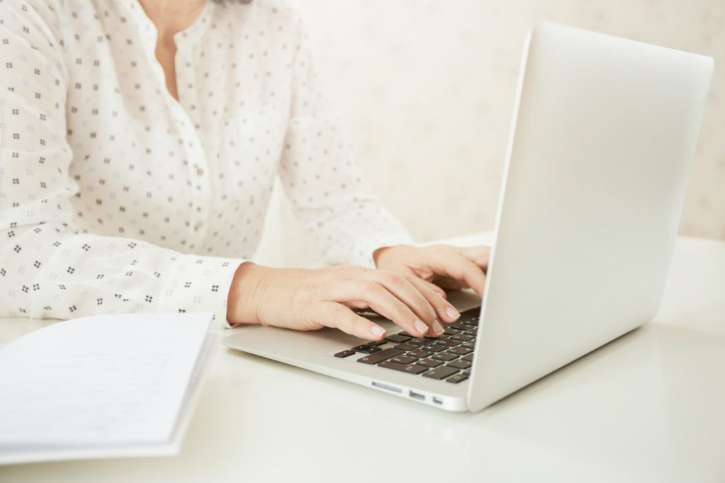 Retrato de una hermosa mujer de negocios madura disfrutando, trabajando en un ordenador portátil, anuncio encantador