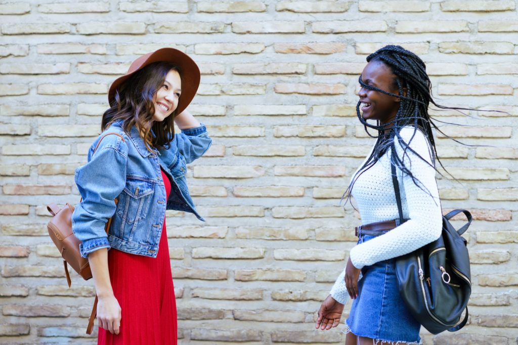 Zwei Freundinnen amüsieren sich gemeinsam auf der Straße. Multiethnische Freunde