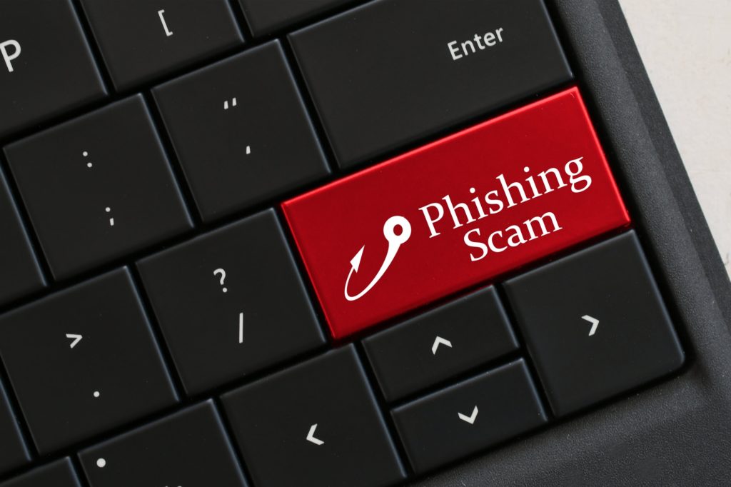 Cuidado con los correos electrónicos de phishing - Concepto - Teclado de ordenador con una tecla roja que dice PHISHING SCAM