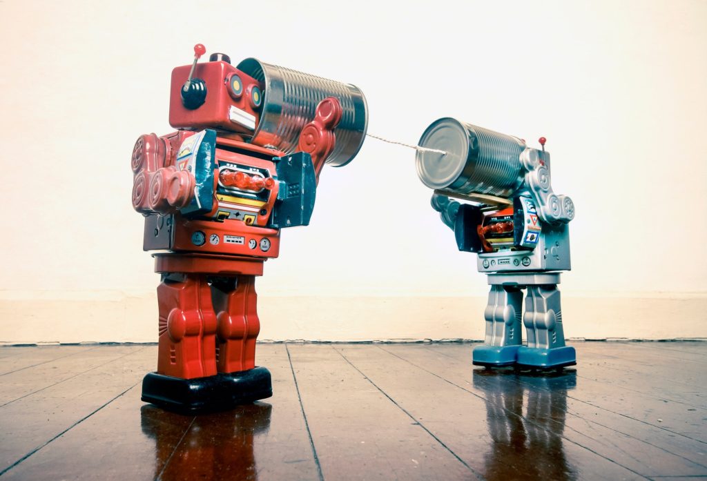 dos robots retro hablando por teléfonos de lata