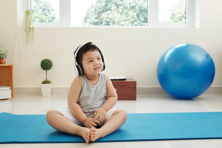 Улыбающийся ребенок слушает музыку