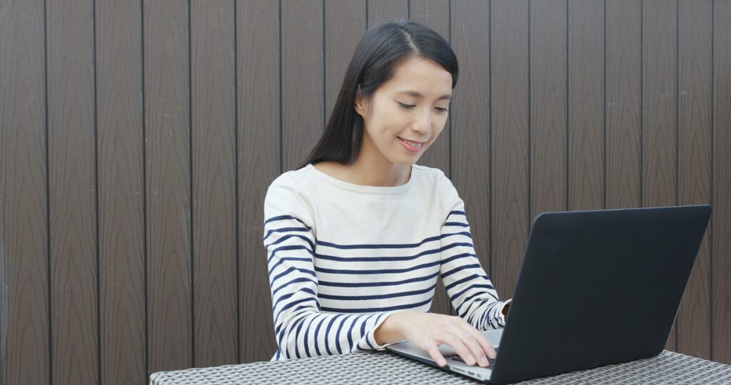 Vrouw controleert op laptop computer