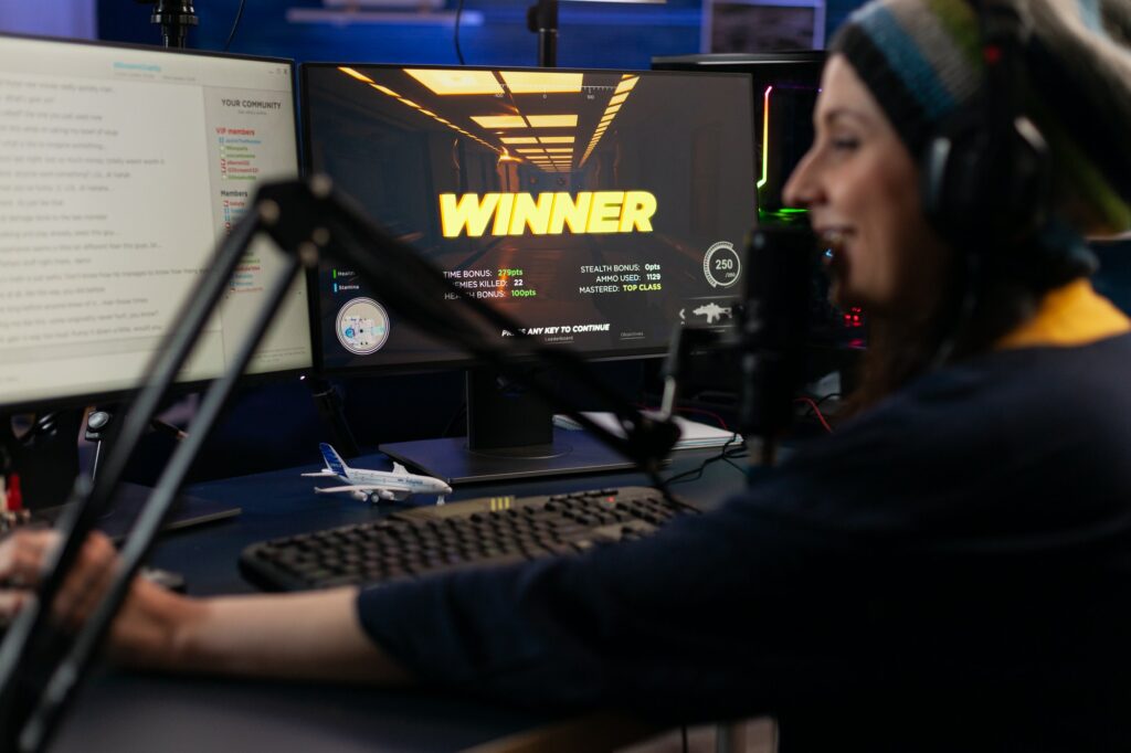 Женщина ведет прямую трансляцию онлайн видеоигр на компьютере