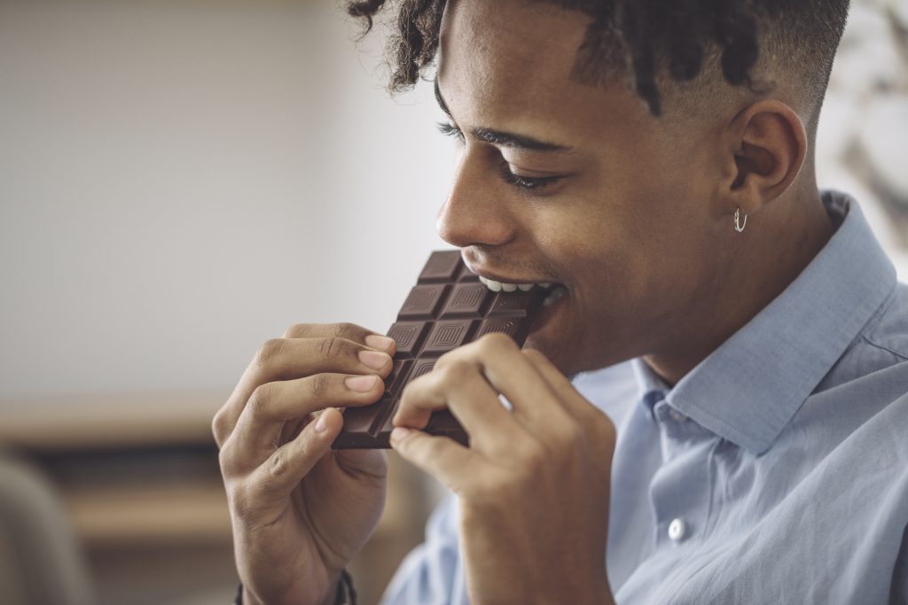 Comer chocolate dá espinha?