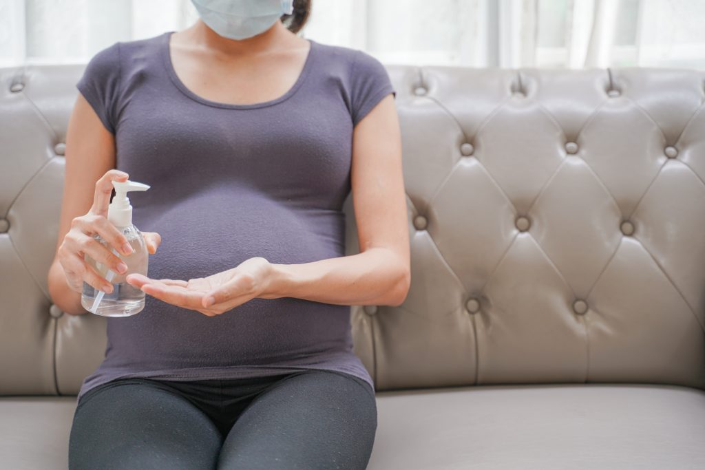 Os perigos da COVID-19 durante a gravidez e a amamentação