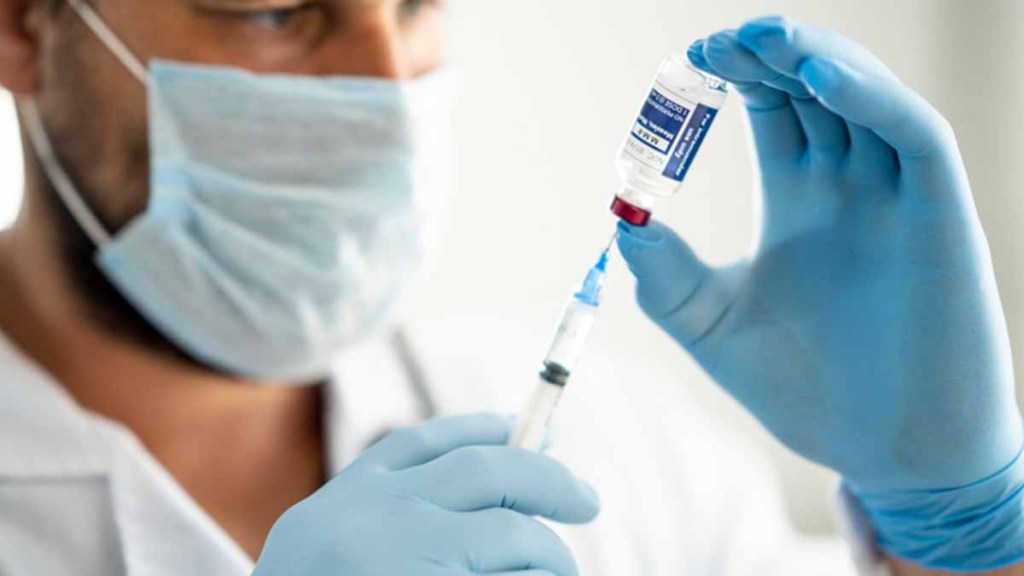Médico aplicando vacina dos tipos de hepatite que tem vacina