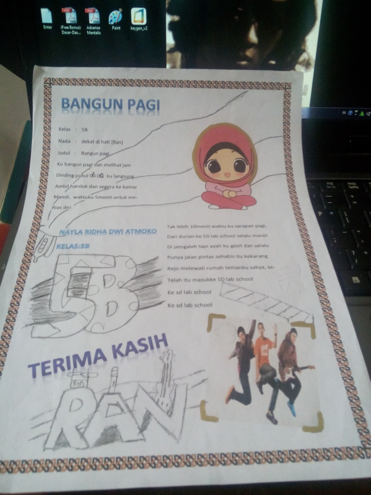 Ku bangun pagi dan melihat jam dinding pukul 06 00 ku langsung ambil handuk dan segera ke kamar mandi waktuku 5 menit untuk merias diri Tak lebih 10