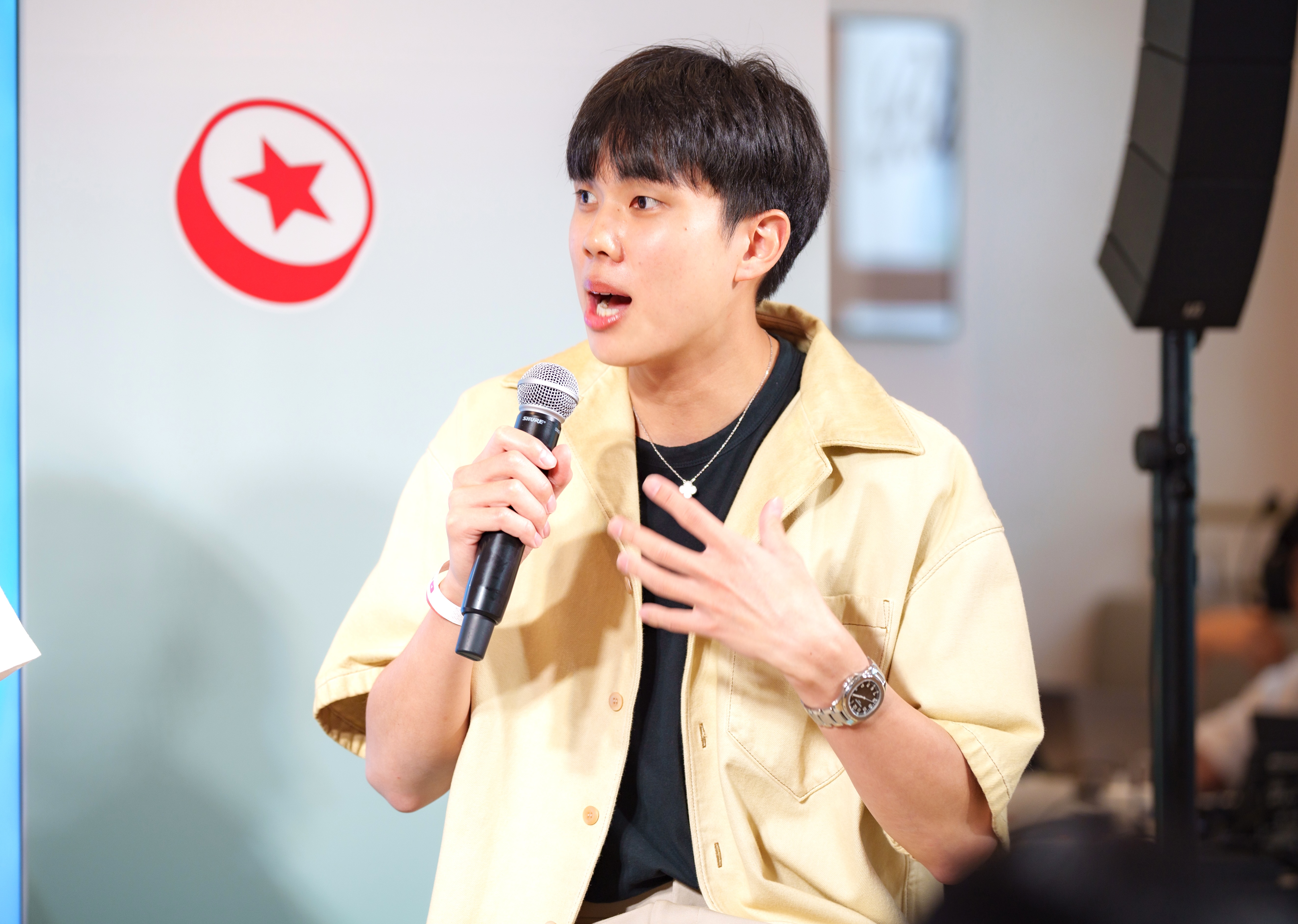 ชายคนหนึ่งถือไมโครโฟนอยู่ในมือ