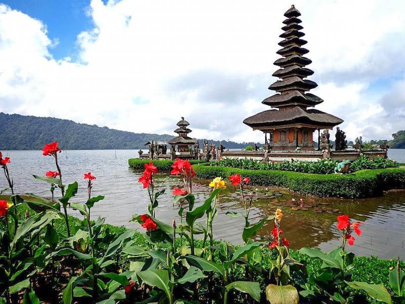 View of pura ulun danu beratan temple on Lake Bratan in Central Bali - what not to miss in Bali