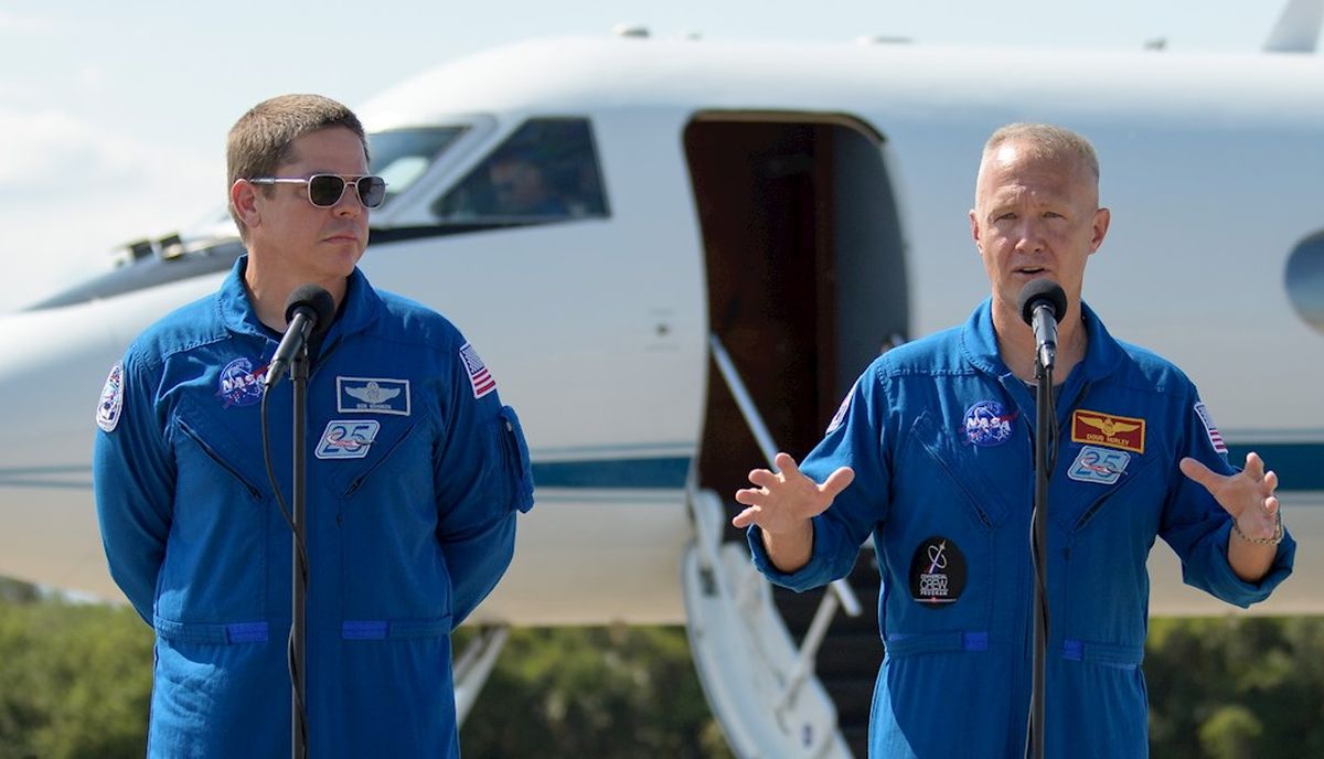Los astronautas Bob Behnken (i y Doug Hurley (d), mientras hablan durante una rueda de prensa tras su llegada a las instalaciones del Centro Espacial Kennedy. (Foto: EFE/Bill Ingalls/NASA)