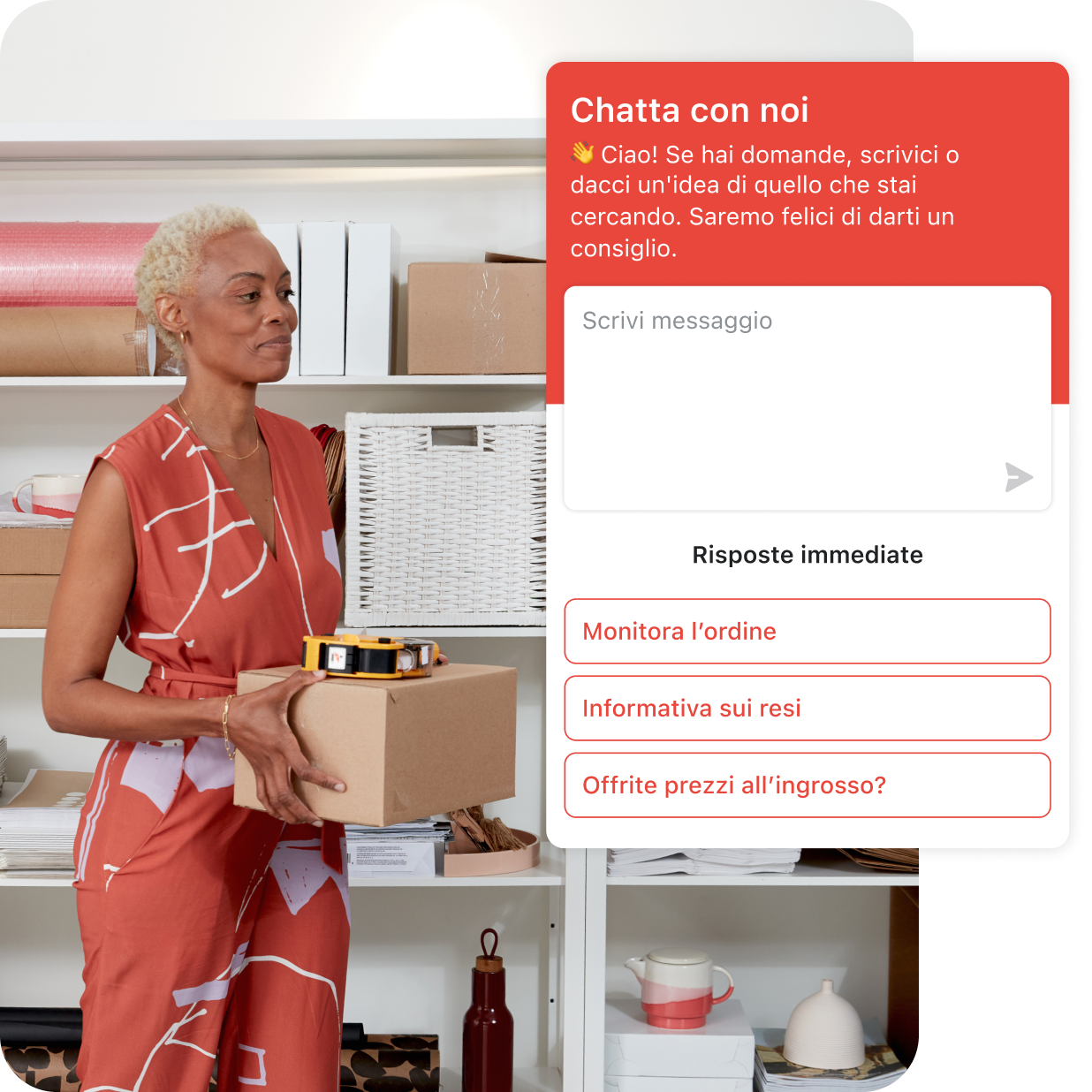 La proprietaria di un’azienda è in piedi nel back office e tiene in mano una scatola mentre fa l’inventario. Sullo schermo sono visualizzate tre risposte immediate. Questa funzionalità di Shopify Inbox aiuta i clienti a risolvere i problemi da soli, senza dover ricorrere a Live Chat.