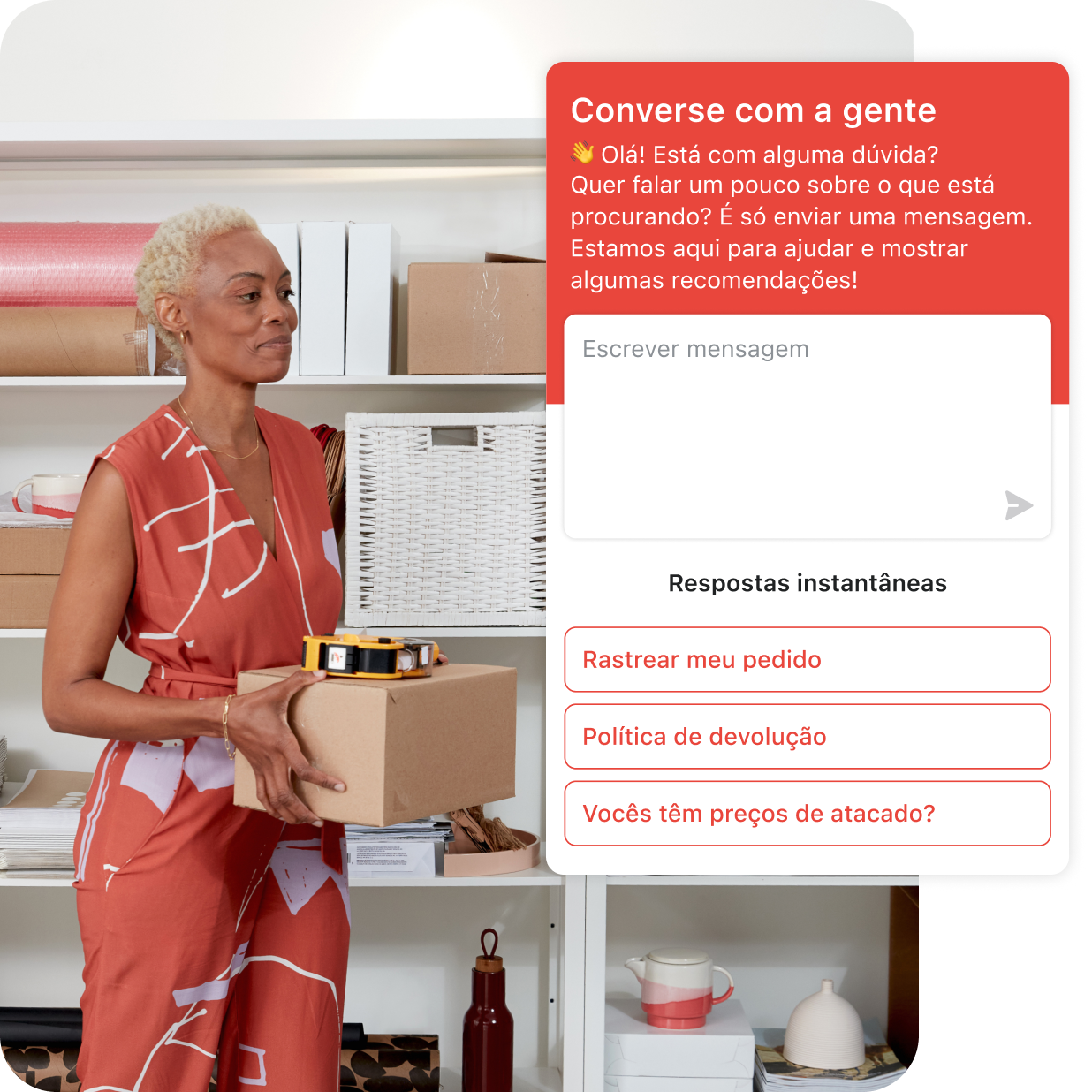 A proprietária da loja está no escritório carregando uma caixa enquanto organiza o estoque. Três respostas instantâneas aparecem na tela. Com este recurso do Shopify Inbox, os clientes podem resolver problemas por conta própria sem precisar chamar um atendente no chat em tempo real.