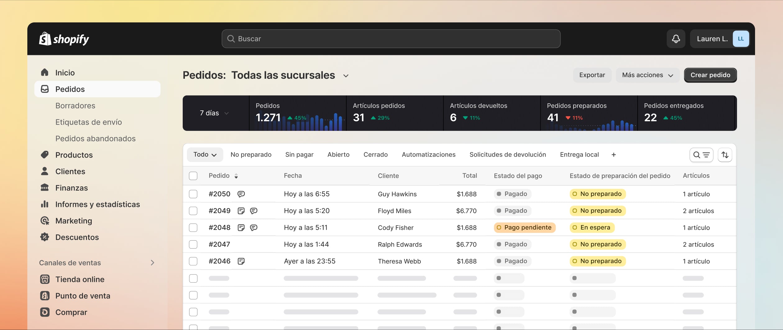 La imagen muestra una pantalla de computadora con varias páginas web abiertas, las que proporcionan información sobre cómo usar el software. En la pantalla, aparece una lista de reglas de “enrutamiento de pedidos”; una está etiquetada como “Enviar desde la sucursal más cercana”. Además, hay varios modales pequeños con flechas conectándolos, que indican una secuencia de eventos. La secuencia comienza con “pedido creado”, sigue con “comprobar si el pedido tiene más de 10 artículos” y termina con “enviar un correo electrónico interno”. Esta secuencia presenta una automatización de la preparación.