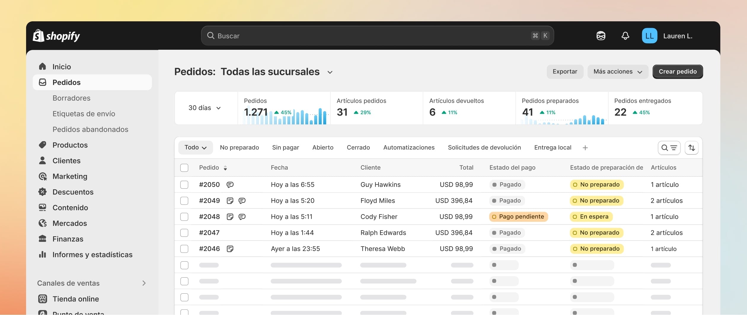 La imagen muestra una pantalla de computadora con varias páginas web abiertas, las que proporcionan información sobre cómo usar el software. En la pantalla, aparece una lista de reglas de “enrutamiento de pedidos”; una está etiquetada como “Enviar desde la sucursal más cercana���. Además, hay varios modales pequeños con flechas conectándolos, que indican una secuencia de eventos. La secuencia comienza con “pedido creado”, sigue con “comprobar si el pedido tiene más de 10 artículos” y termina con “enviar un correo electrónico interno”. Esta secuencia presenta una automatización de la preparación.