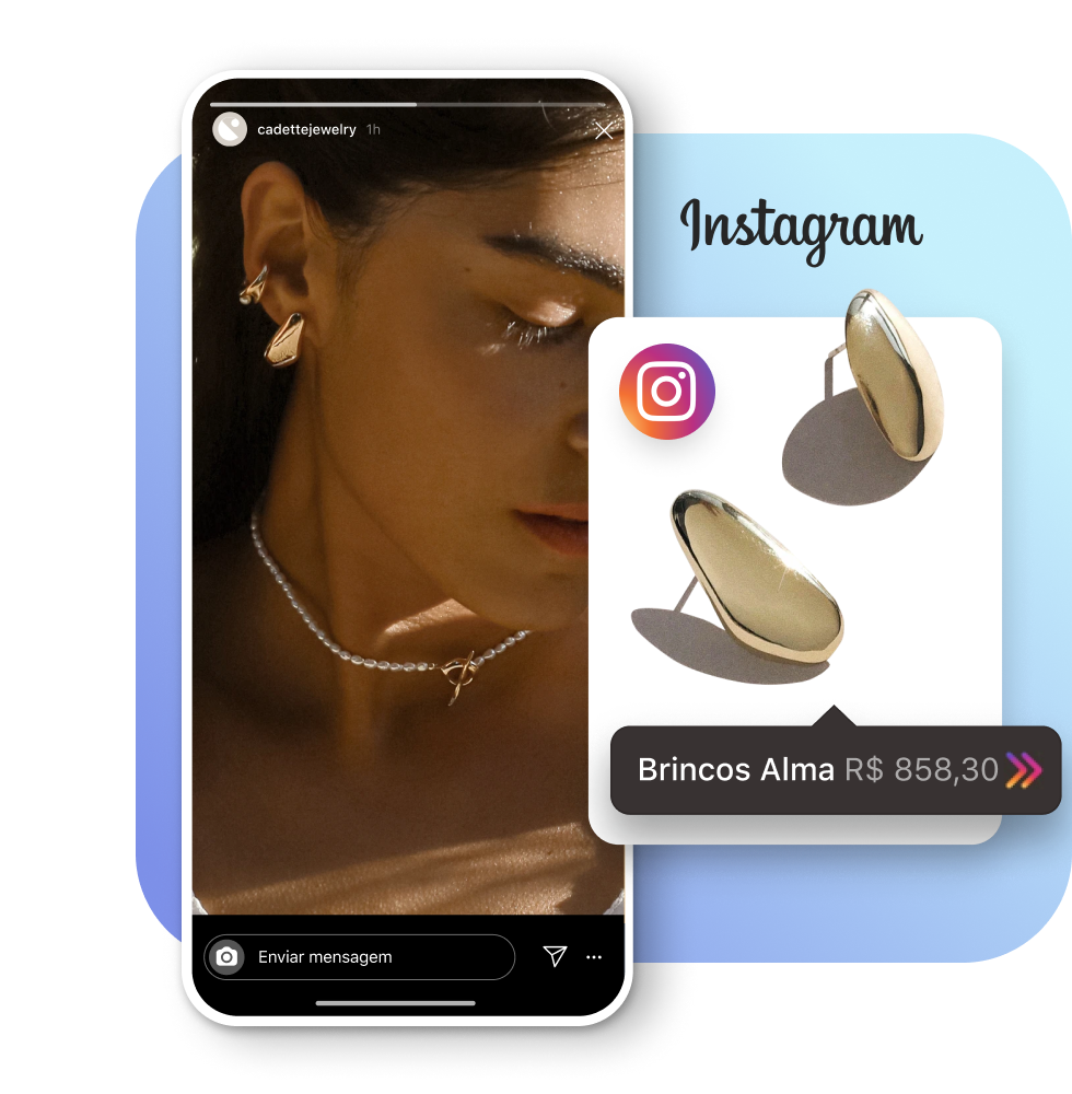 Uma jovem usando brincos de ouro e um colar de pérolas em um Instagram Story. Há um cartão de produto com a etiqueta do produto em sobreposição, onde se lê Brincos Alma da Cadette Jewelry, em inglês. 