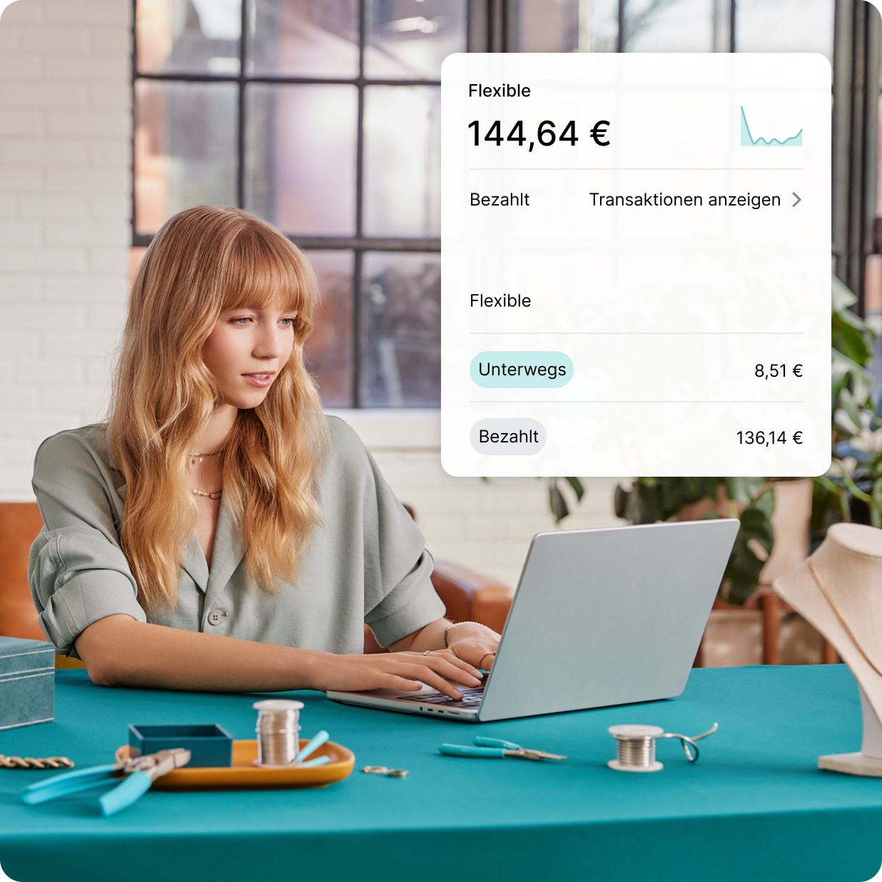 Weiße Shopify-Händlerin arbeitet an ihrem Laptop, um Shopify Payments für ihr Schmuckgeschäft einzurichten