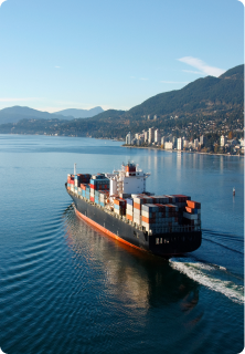 Un barco con contenedores navegando en aguas abiertas