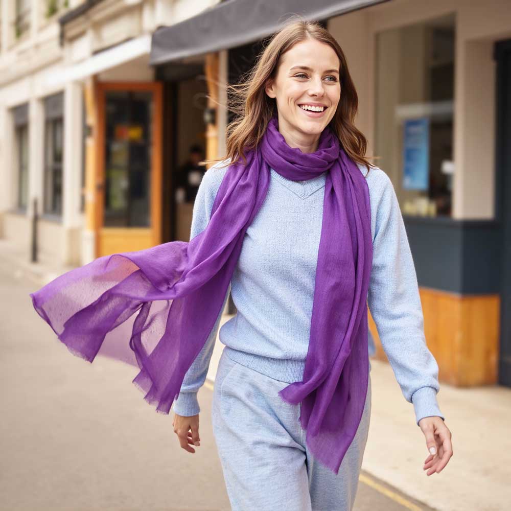 cashmere scarf 1.jpg__PID:068fd0ab-49c6-4c42-aa48-6899d148f489