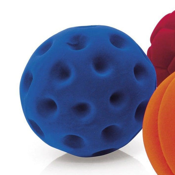 Balle A Trous Bleue Balle Sensorielle En Mousse Rubbabu Pour Bebe 6 90 Chez Graffiti Graffiti