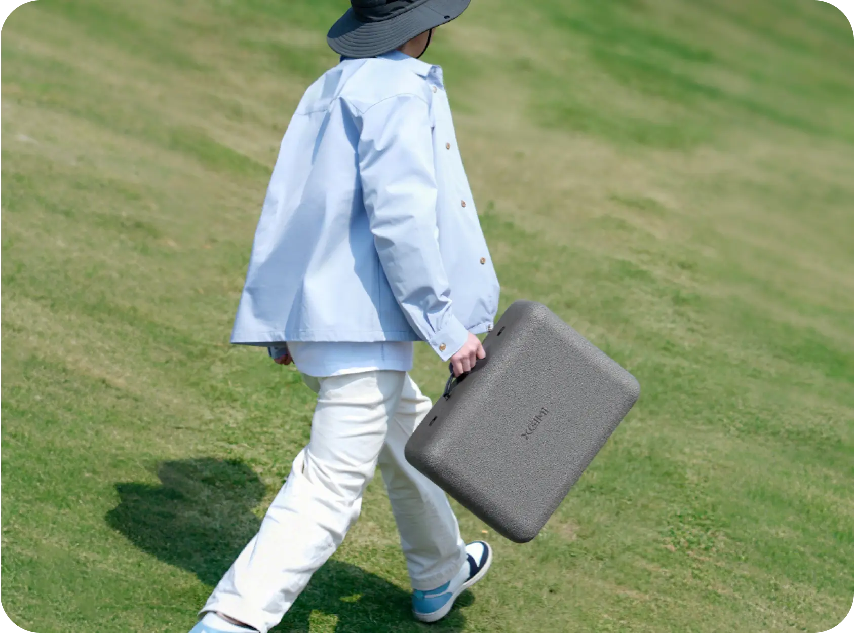 Easy to Load, Easy to Carry Compact and lightweight, it's as small as a 20-inch suitcase and fits effortlessly in your car trunk, making it easy to carry anywhere. 0.8 kg (Carrying case only) 4.9 kg (Projector and accessories included) *A 20-inch suitcase depicted in the image measures 375*235*570 mm. Easy to Load, Easy to Carry Compact and lightweight, it's as small as a 20-inch suitcase and fits effortlessly in your car trunk, making it easy to carry anywhere. 0.8 kg (Carrying case only) 4.9 kg (Projector and accessories included) *A 20-inch suitcase depicted in the image measures 375*235*570 mm.