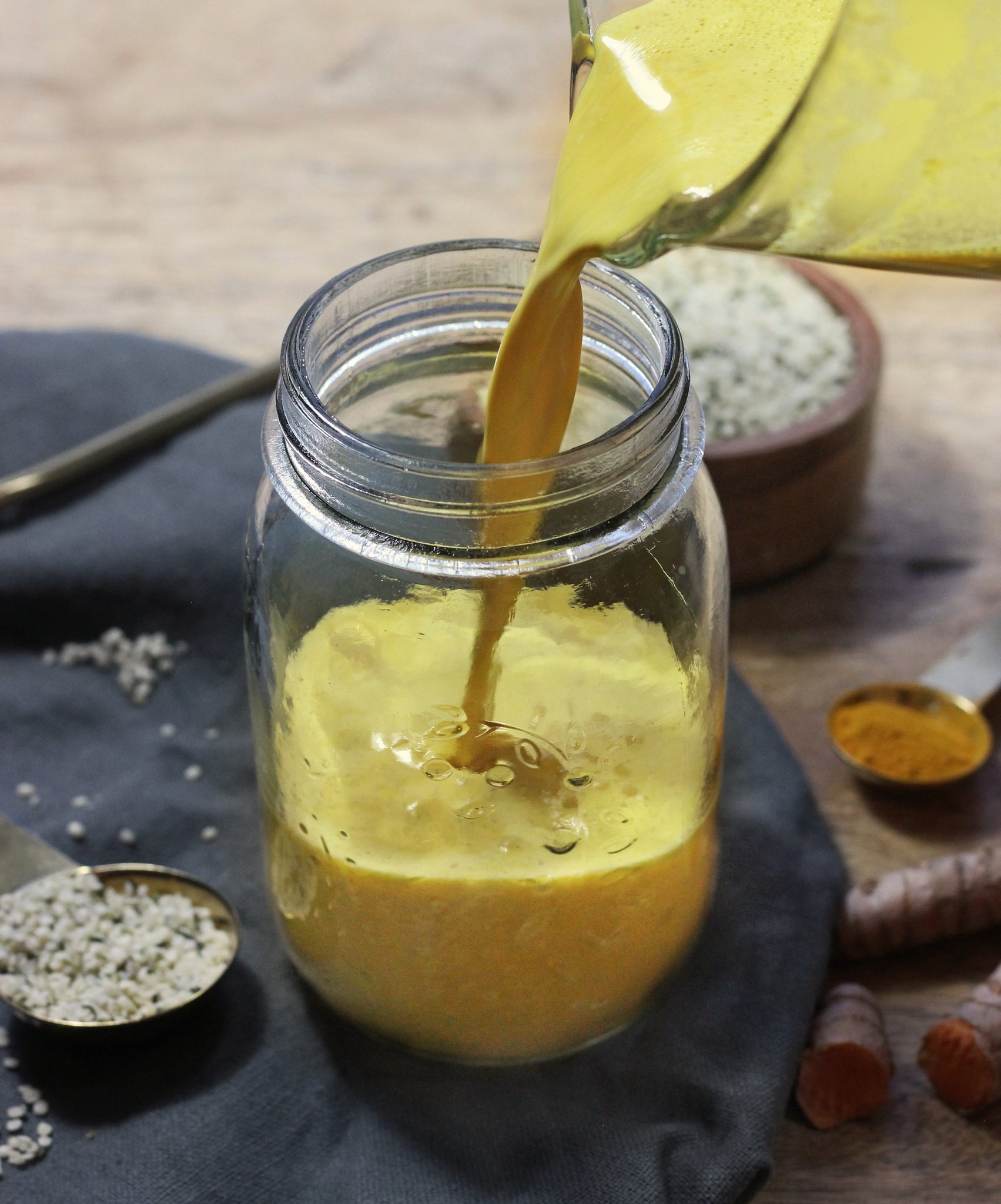 Goldene Hanfmilch Ein Einfaches Veganes Rezept Aho Bio Gmbh