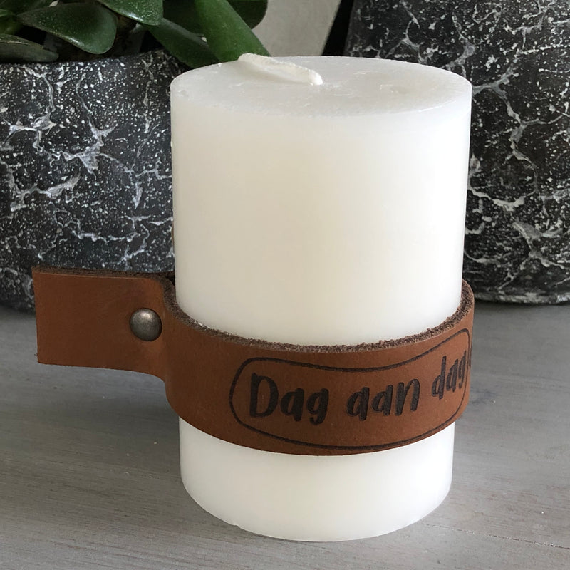 Kaars Met Leren Band Dag Aan Dag Draagt Hij Ons Luv Spakenburg