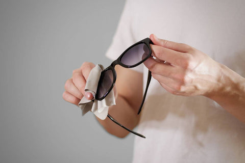 Comment Bien Nettoyer Ses Lunettes De Soleil