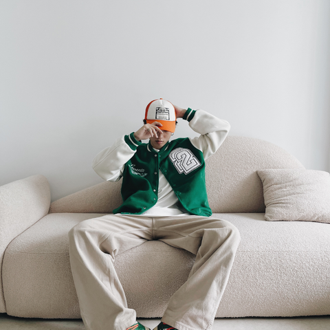 Quần Cargo với áo khoác Varsity Jacket