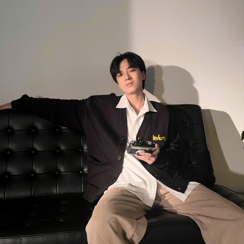 Sơ mi mặc với quần cargo