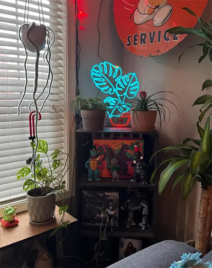 Lamomo Neon Custom Plants Sign.png__PID:a5600344-39d6-440a-acad-68adc835dfd6