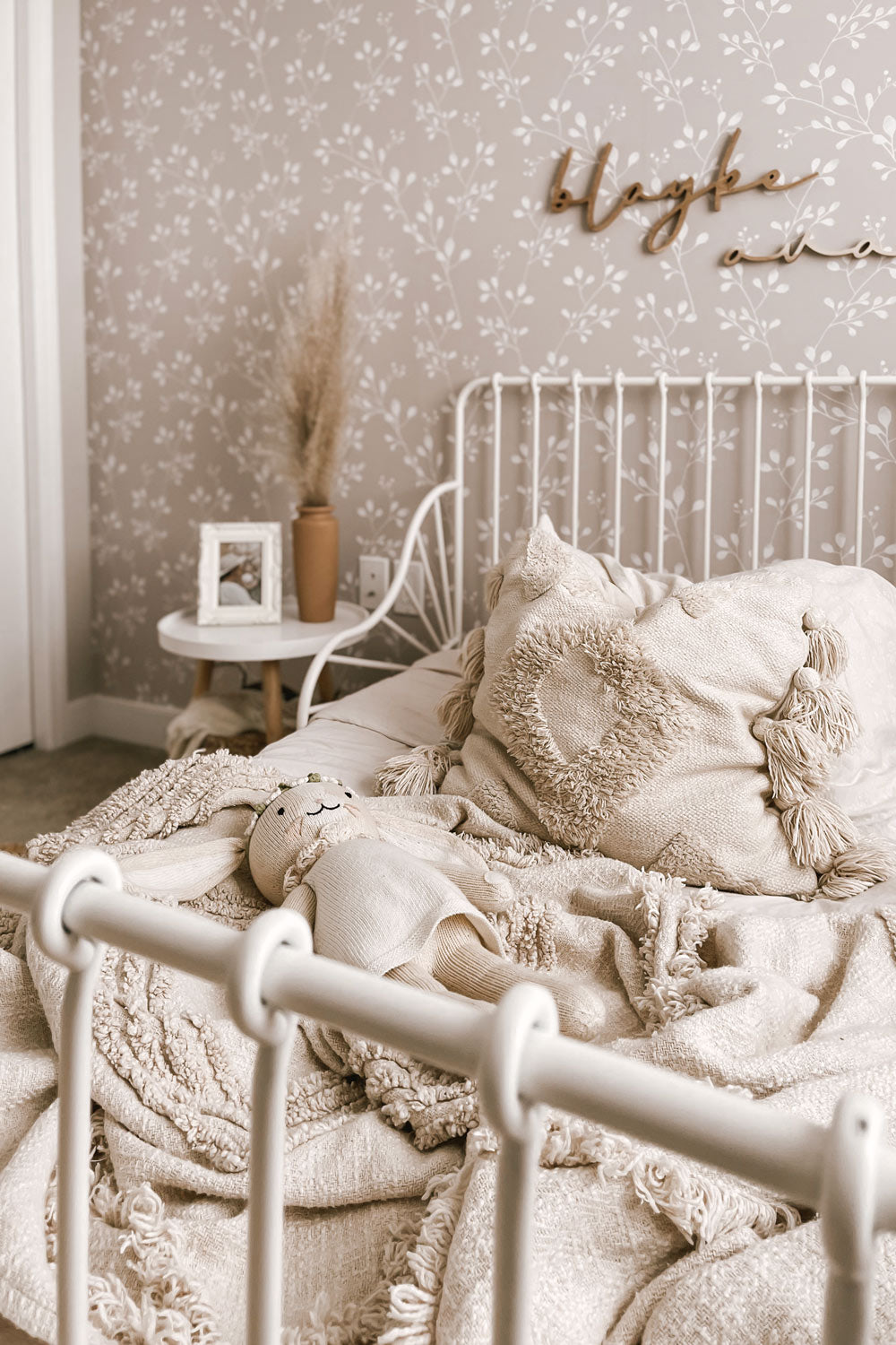 Neutral Girl S Bedroom Design With Wildflower Foliage Wallpaper Livettes