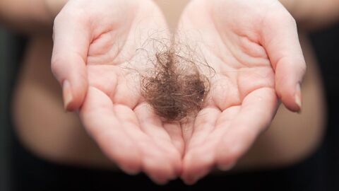 ما أسباب تساقط الشعر عند النساء