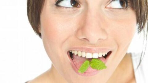 وصفات طبيعية لإزالة رائحة الفم