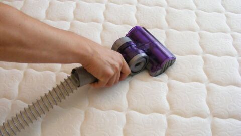 طريقة تنظيف مرتبة السرير