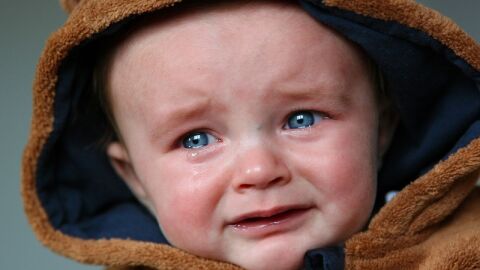 ما سبب بكاء الطفل