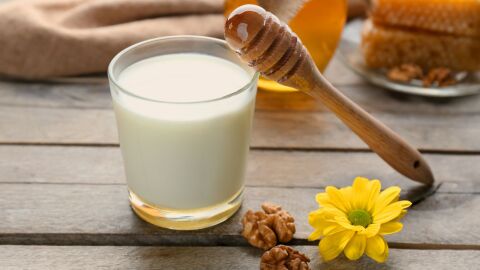 فوائد شرب الحليب مع العسل على الريق